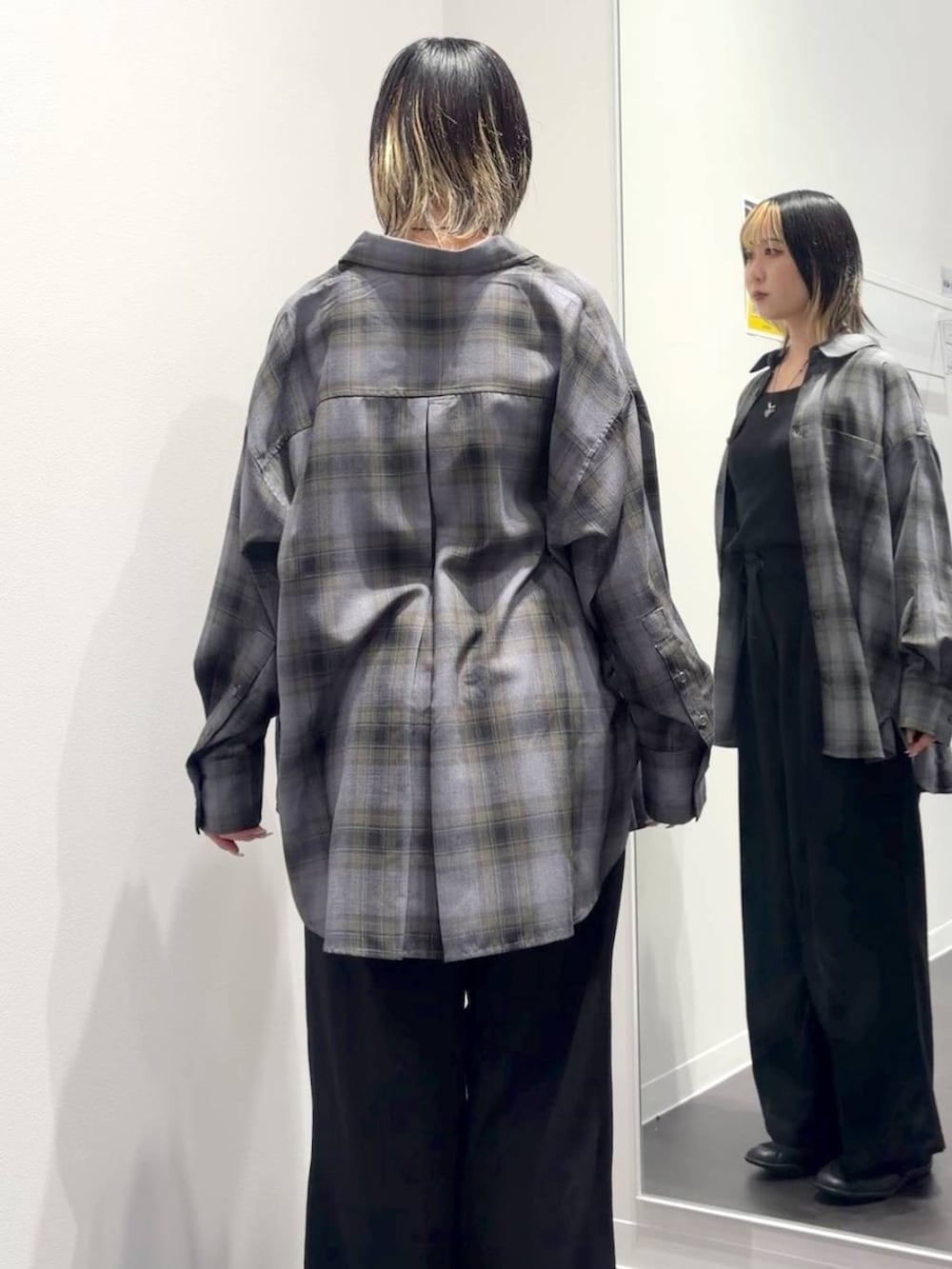 グレー系のシャツ/ブラウス、ブラック系のタンクトップ、ブラック系のスニーカーを着用したレディースの夏コーディネートの3枚目の写真