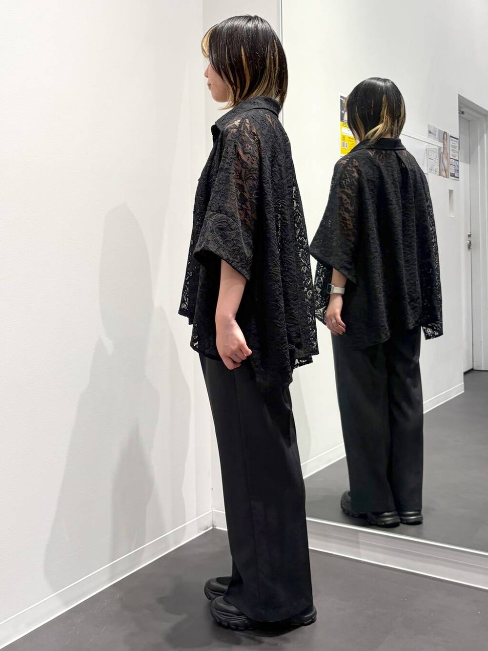 ブラック系のスニーカー、ブラック系のその他パンツ、ブラック系のタンクトップを着用したレディースの春コーディネートの2枚目の写真