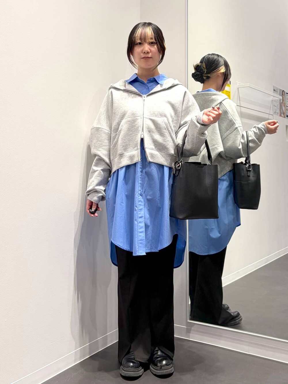 ブルー系のシャツ/ブラウス、ブラック系のその他パンツ、グレー系のパーカーを着用したレディースの春コーディネートの5枚目の写真