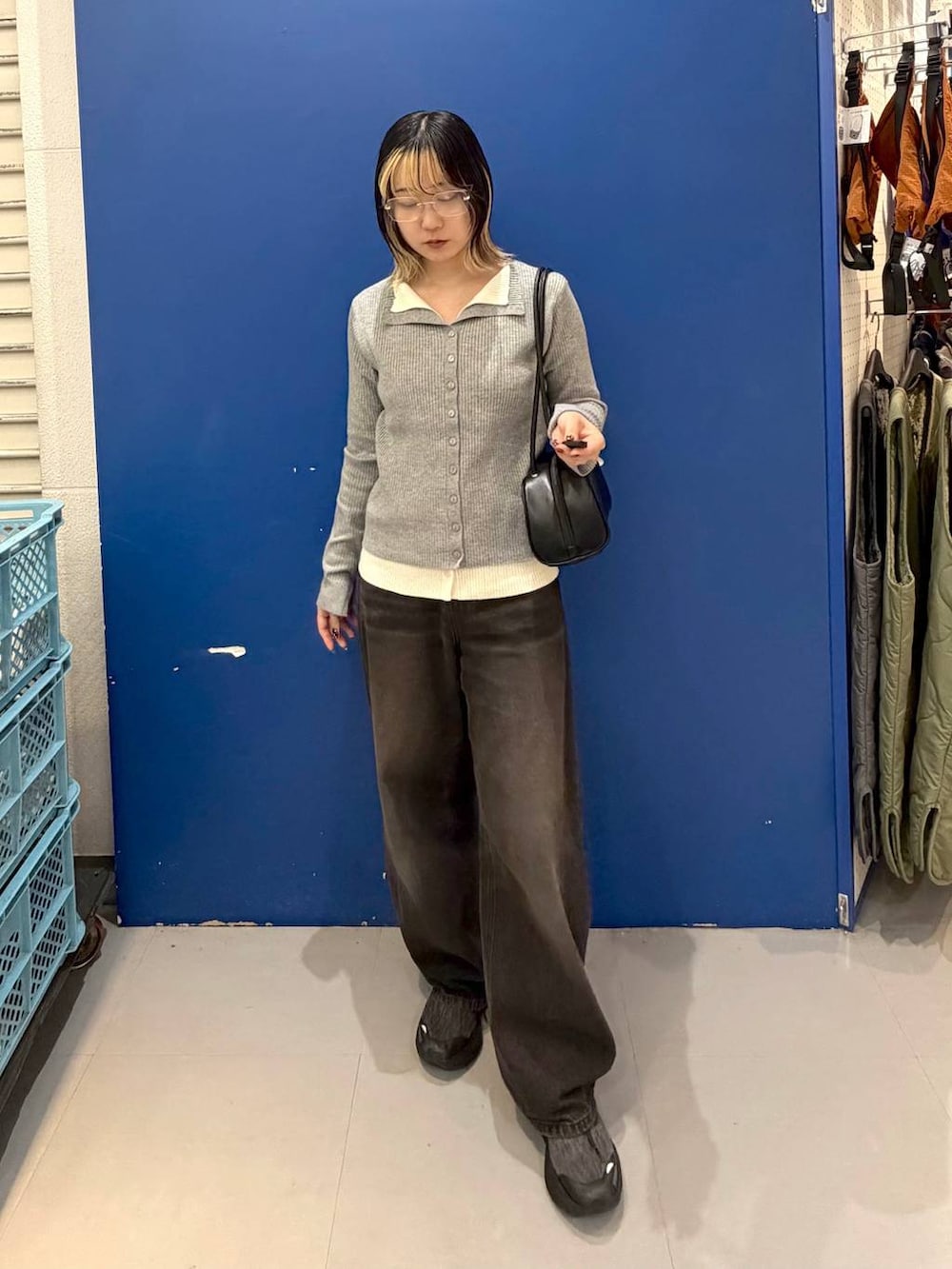 グレー系のカーディガン/ボレロ、ブラック系のボストンバッグ、ブラック系のデニムパンツを着用したレディースの秋コーディネートの5枚目の写真