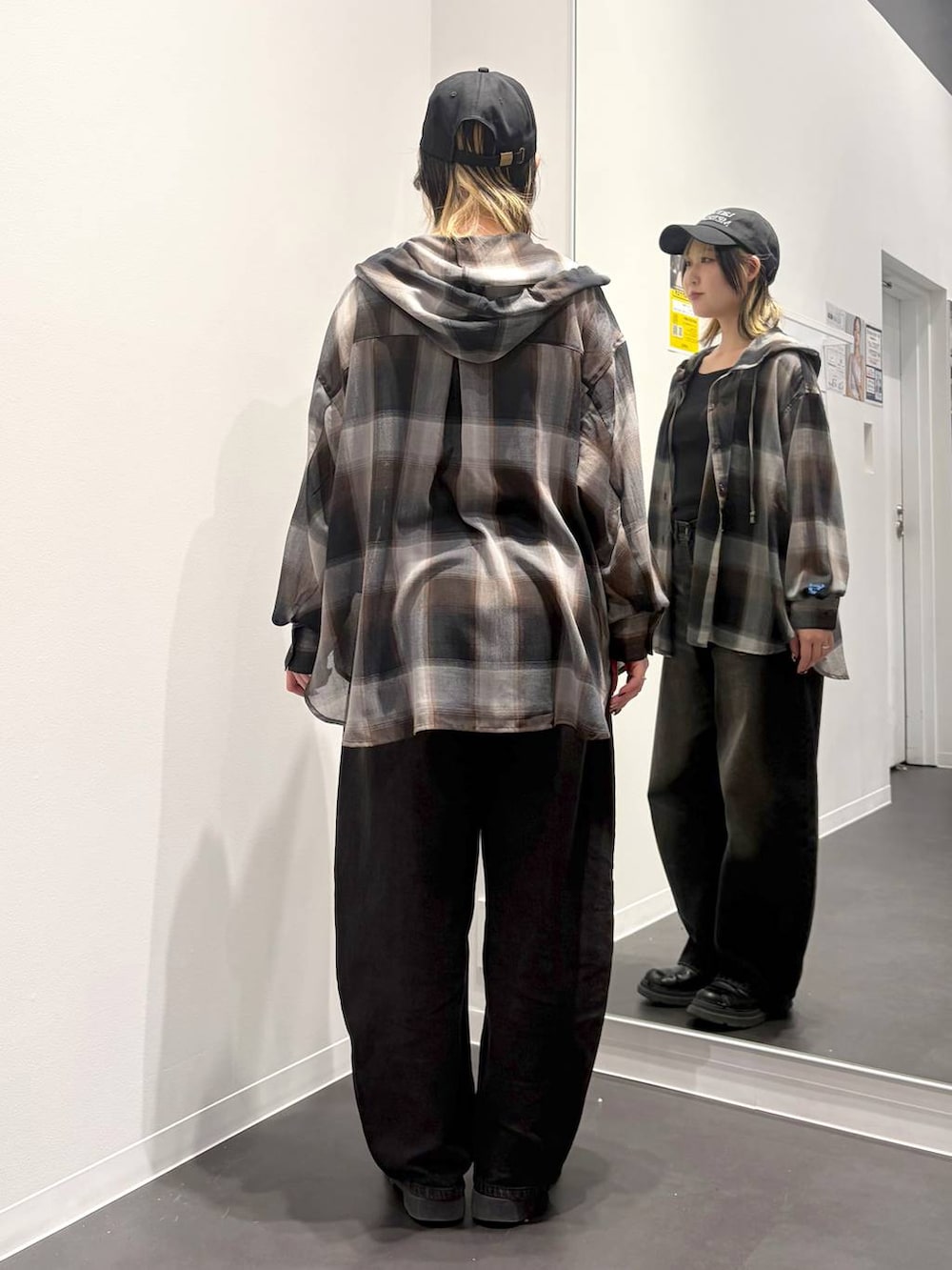 ブラック系のデニムパンツ、ブラック系のタンクトップ、ブラウン系のシャツ/ブラウスを着用したレディースの春コーディネートの3枚目の写真