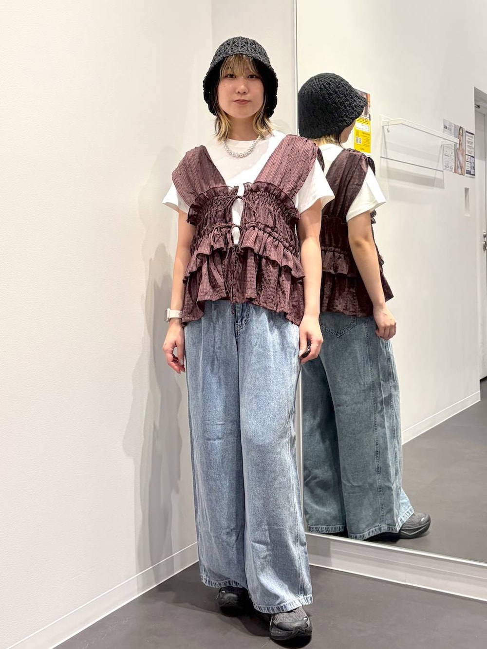 ブラウン系のベスト、ホワイト系のTシャツ/カットソー、ブルー系のデニムパンツを着用したレディースの夏コーディネートの5枚目の写真
