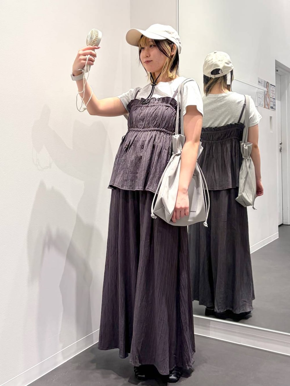 ブラック系のサンダル、グレー系のその他パンツ、グレー系のキャミソールを着用したレディースの春コーディネートの5枚目の写真