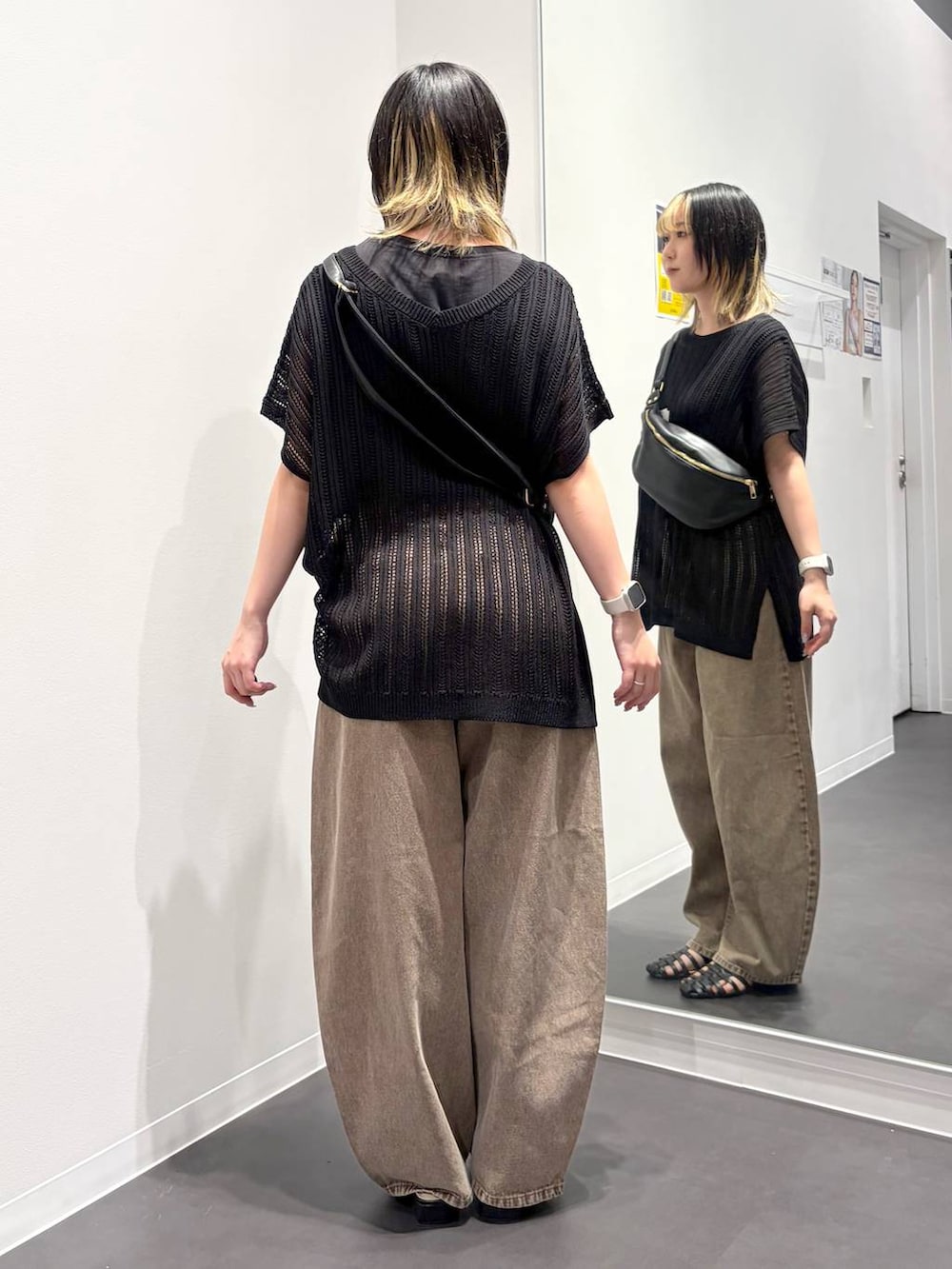 ブラック系のボディバッグ/ウエストポーチ、ベージュ系のデニムパンツ、ブラック系のサンダルを着用したレディースの夏コーディネートの3枚目の写真