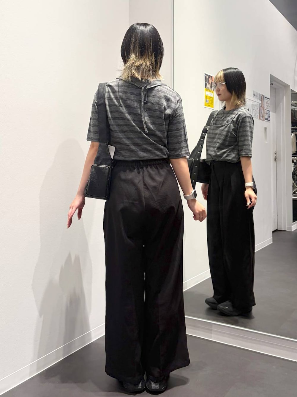 グレー系のTシャツ/カットソー、ブラック系のショルダーバッグ、ブラック系のその他パンツを着用したレディースの夏コーディネートの3枚目の写真
