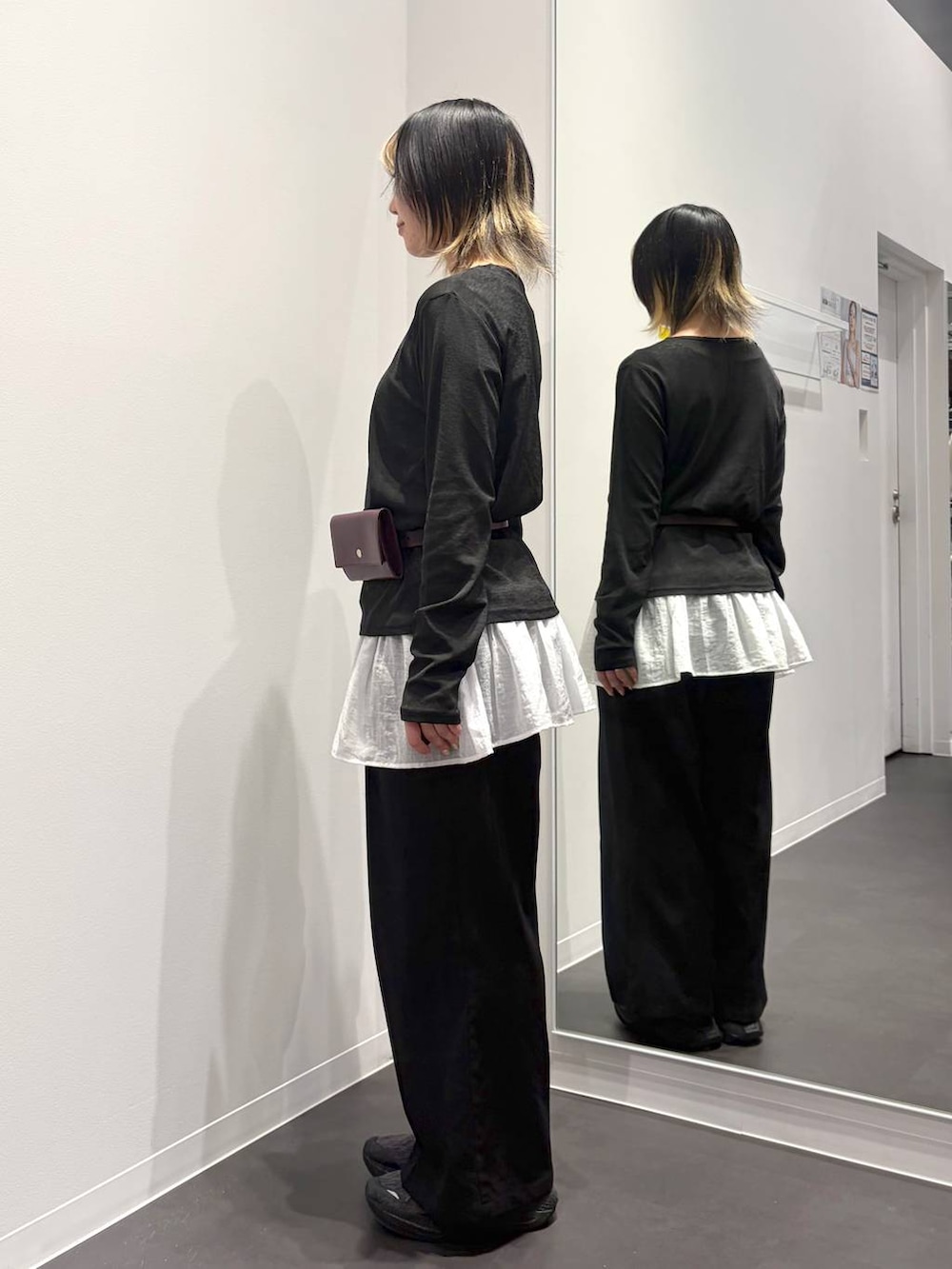 ブラック系のTシャツ/カットソー、ホワイト系のタンクトップ、ブラック系のその他パンツを着用したレディースの夏コーディネートの2枚目の写真