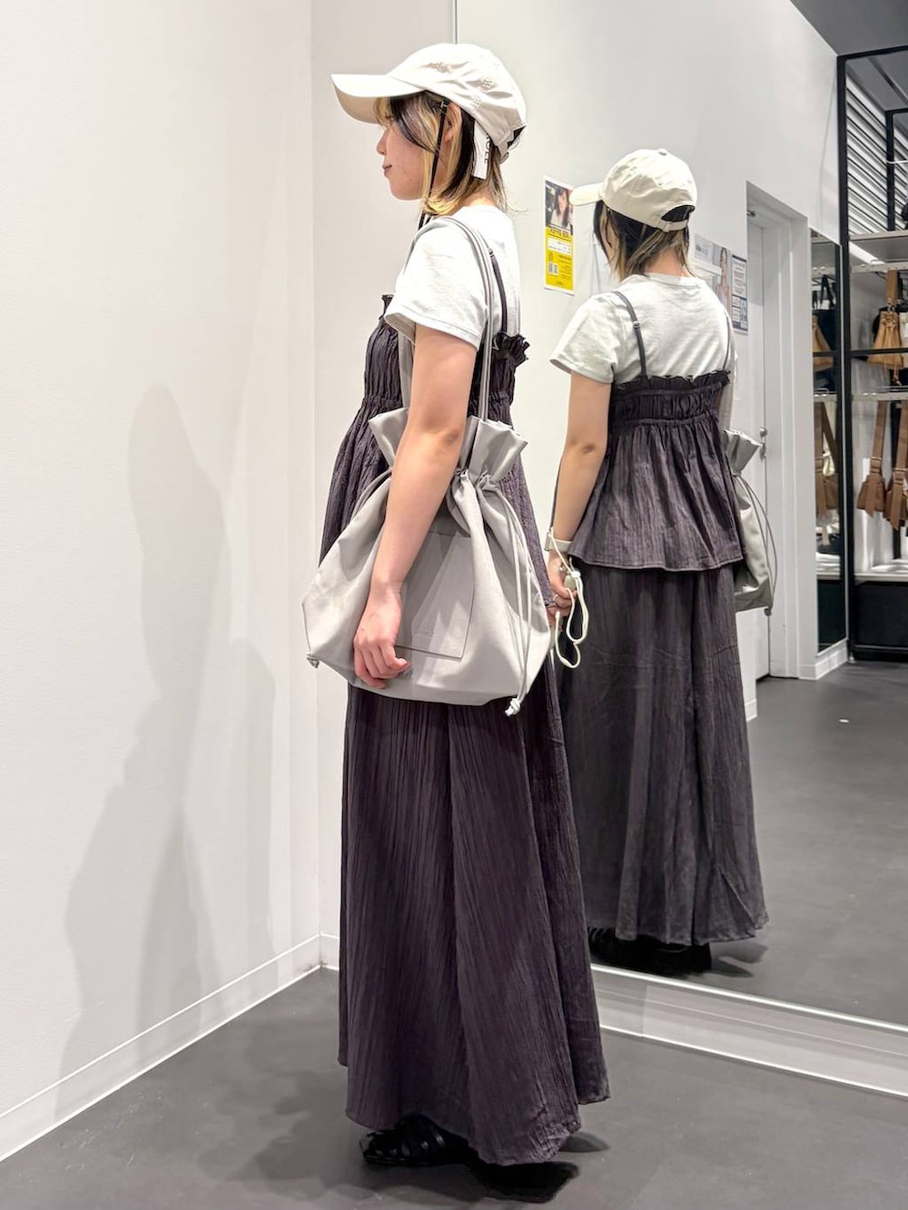 ブラック系のサンダル、グレー系のその他パンツ、グレー系のキャミソールを着用したレディースの春コーディネートの4枚目の写真