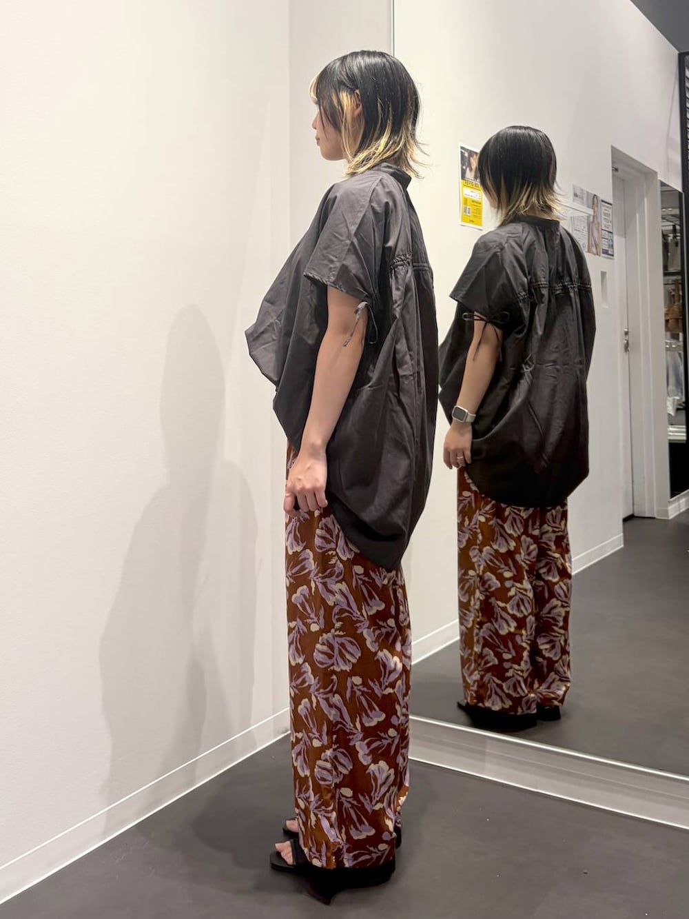 ブラウン系のその他パンツ、ブラック系のサンダル、ブラック系のシャツ/ブラウスを着用したレディースの夏コーディネートの2枚目の写真