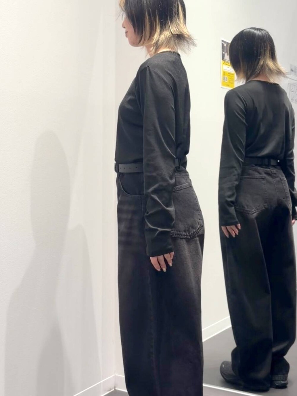 ブラック系のTシャツ/カットソー、ブラック系のデニムパンツ、ブラック系のベルトを着用したレディースの夏コーディネートの2枚目の写真