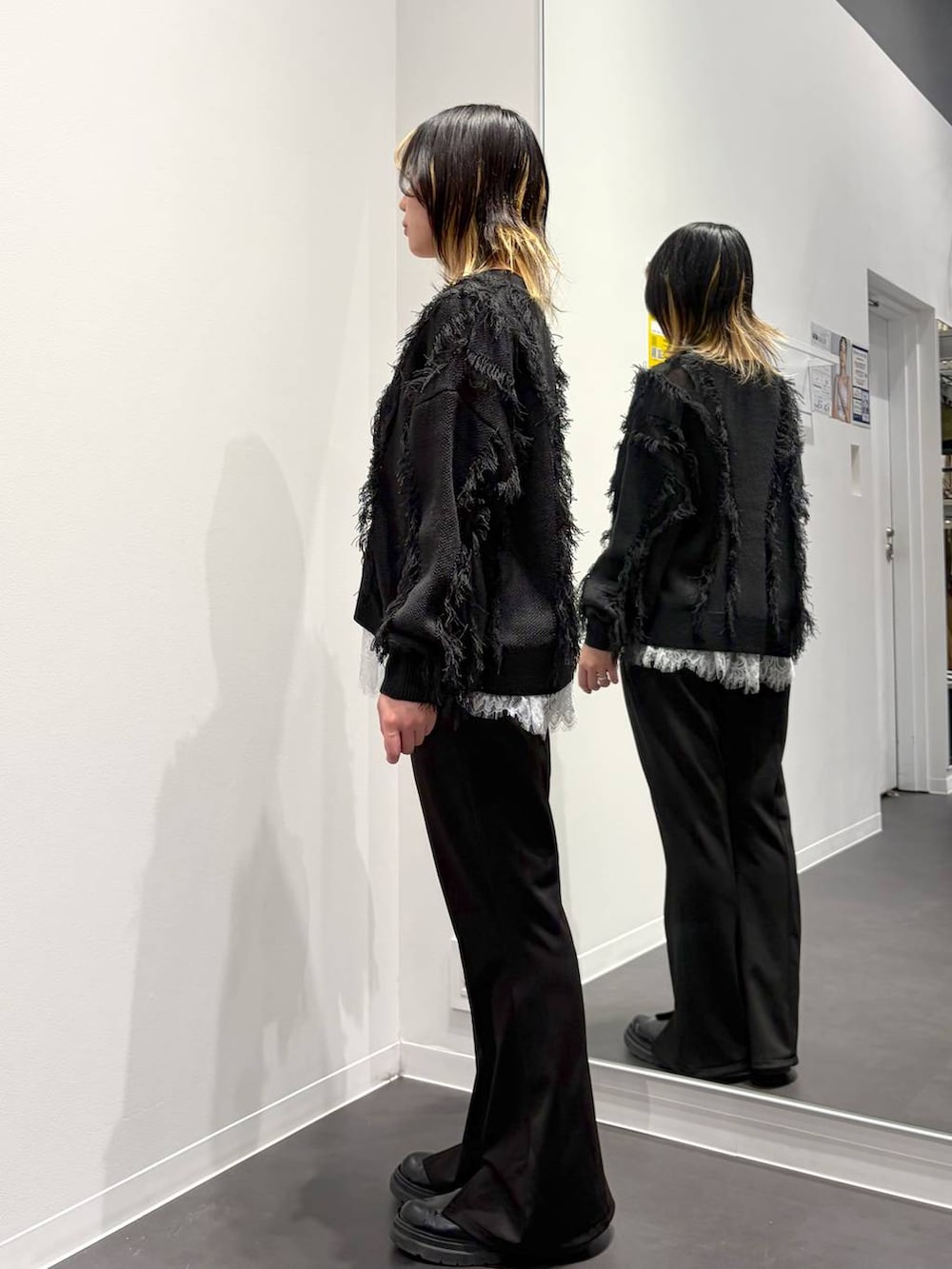 ブラック系のその他パンツ、ブラック系のカーディガン/ボレロ、ホワイト系のタンクトップを着用したレディースの春コーディネートの2枚目の写真