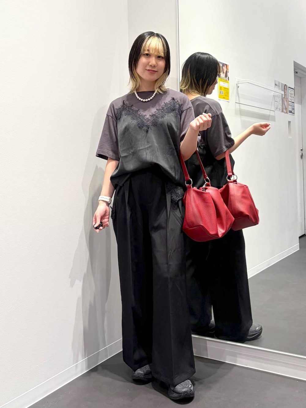 グレー系のTシャツ/カットソー、レッド系のショルダーバッグ、ブラック系のその他パンツを着用したレディースの夏コーディネートの5枚目の写真