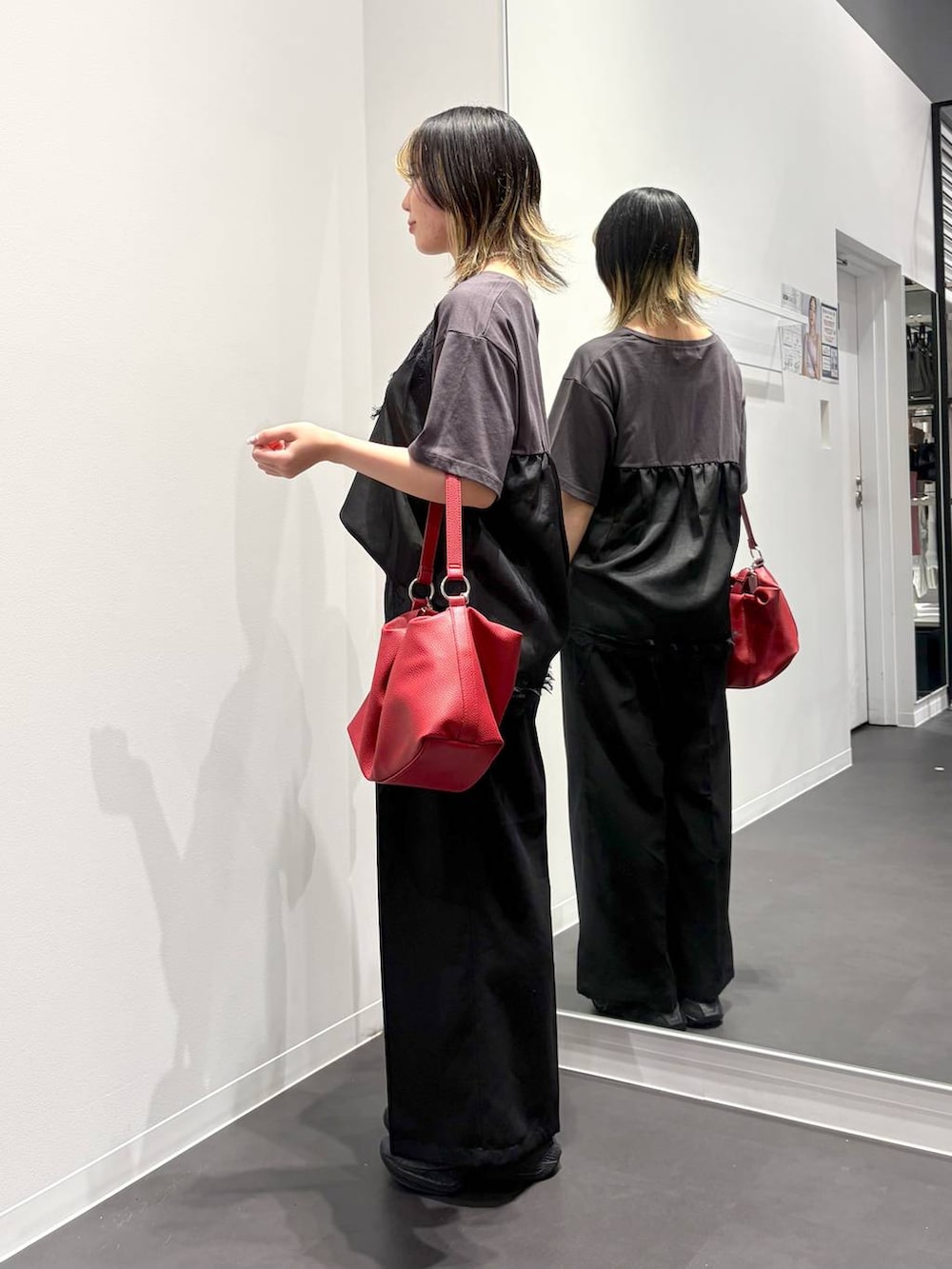グレー系のTシャツ/カットソー、レッド系のショルダーバッグ、ブラック系のその他パンツを着用したレディースの夏コーディネートの2枚目の写真