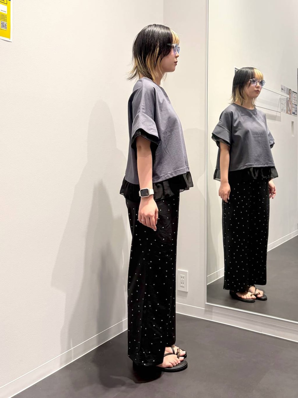 その他のその他パンツ、ブラック系のサンダル、グレー系のTシャツ/カットソーを着用したレディースの春コーディネートの4枚目の写真