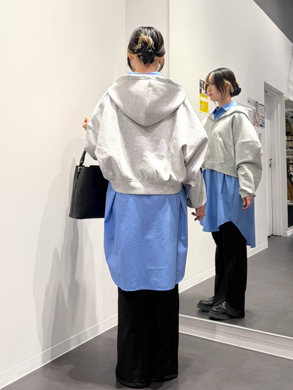 ブルー系のシャツ/ブラウス、ブラック系のその他パンツ、グレー系のパーカーを着用したレディースの春コーディネートの3枚目の写真