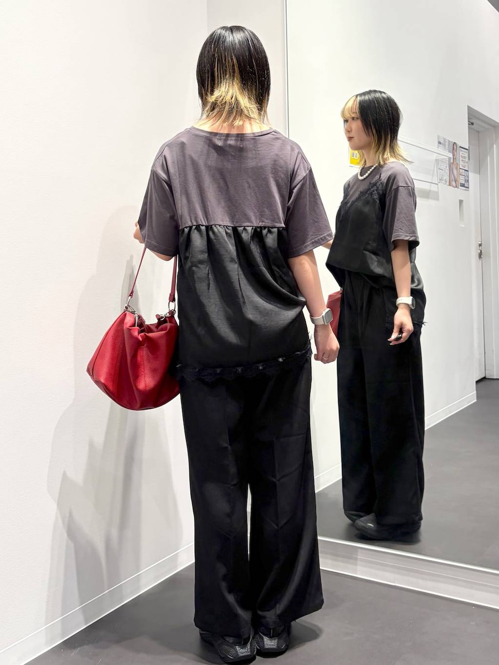 グレー系のTシャツ/カットソー、レッド系のショルダーバッグ、ブラック系のその他パンツを着用したレディースの夏コーディネートの3枚目の写真