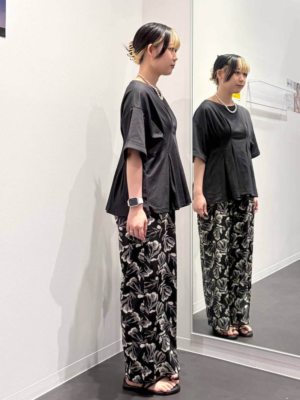 ブラック系のその他パンツ、ブラック系のサンダル、ブラック系のTシャツ/カットソーを着用したレディースの夏コーディネートの4枚目の写真