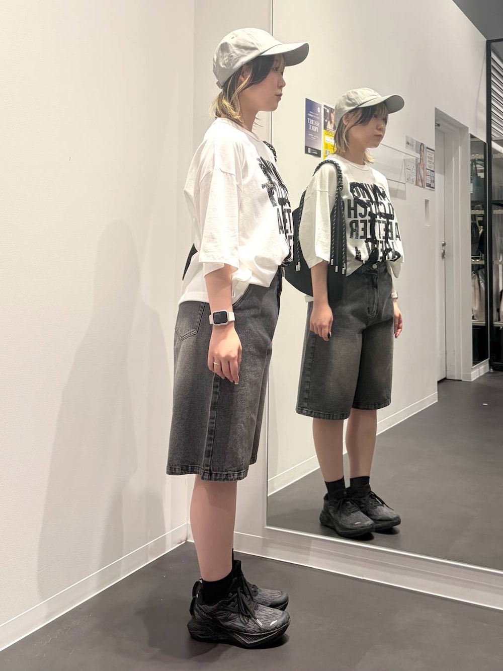 ブラック系のトートバッグ、ホワイト系のTシャツ/カットソー、ブラック系のデニムパンツを着用したレディースの夏コーディネートの4枚目の写真