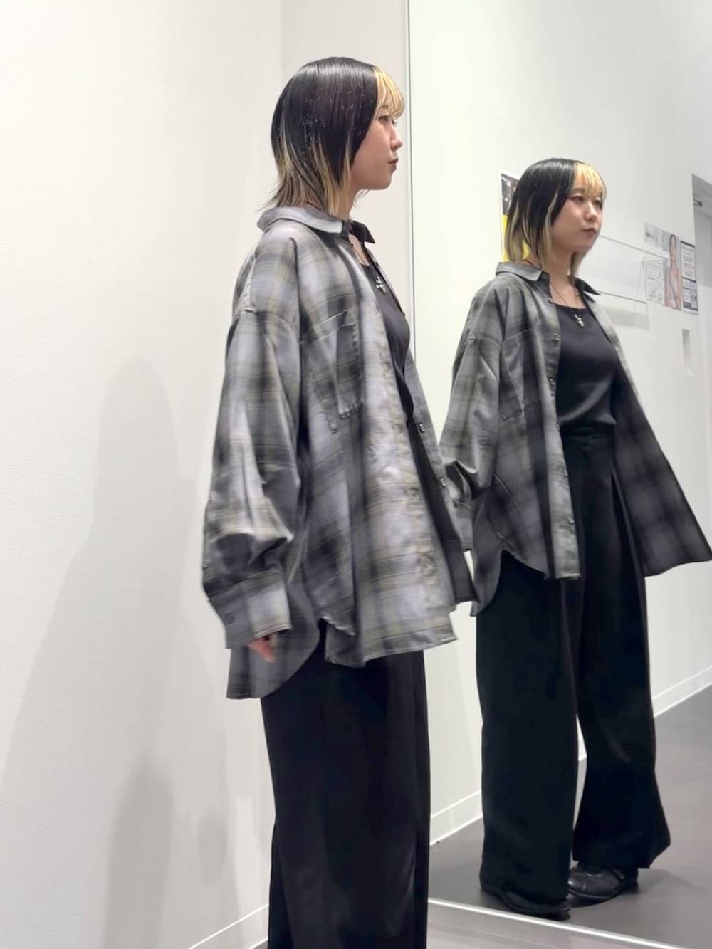 グレー系のシャツ/ブラウス、ブラック系のタンクトップ、ブラック系のスニーカーを着用したレディースの夏コーディネートの4枚目の写真