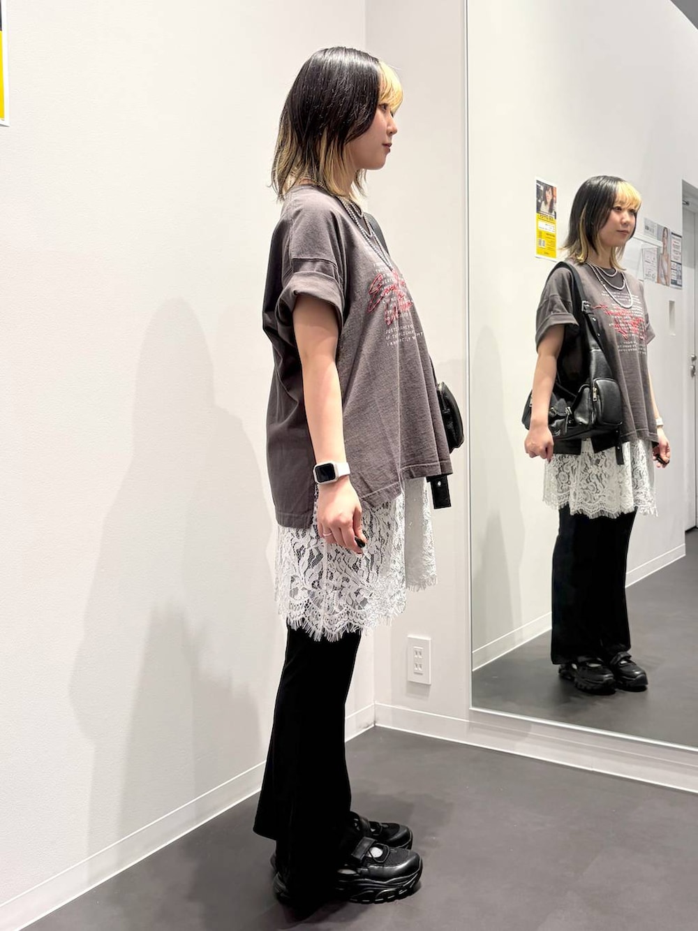 ブラック系のショルダーバッグ、ブラック系のスニーカー、ブラック系のその他パンツを着用したレディースの春コーディネートの4枚目の写真