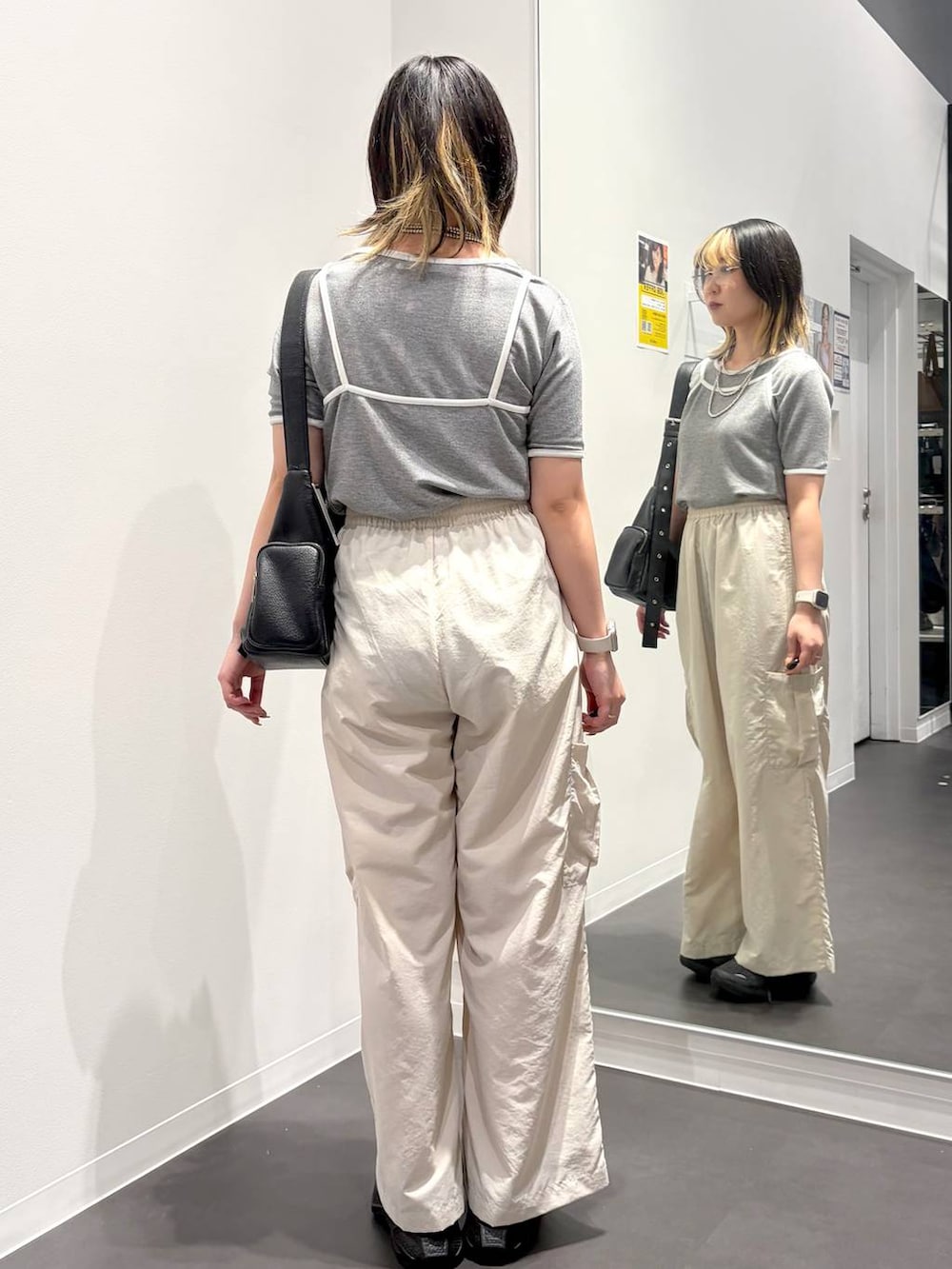 ブラック系のショルダーバッグ、ベージュ系のカーゴパンツ、グレー系のTシャツ/カットソーを着用したレディースの春コーディネートの3枚目の写真
