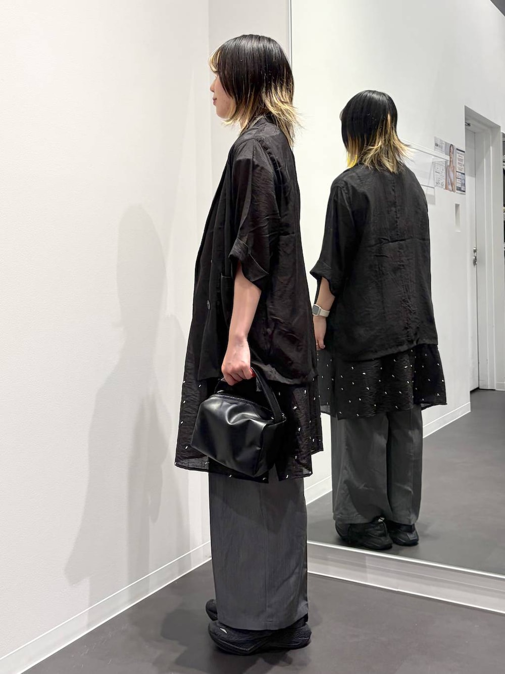 ブラック系のショルダーバッグ、ホワイト系のTシャツ/カットソー、ブラック系のワンピースを着用したレディースの夏コーディネートの2枚目の写真