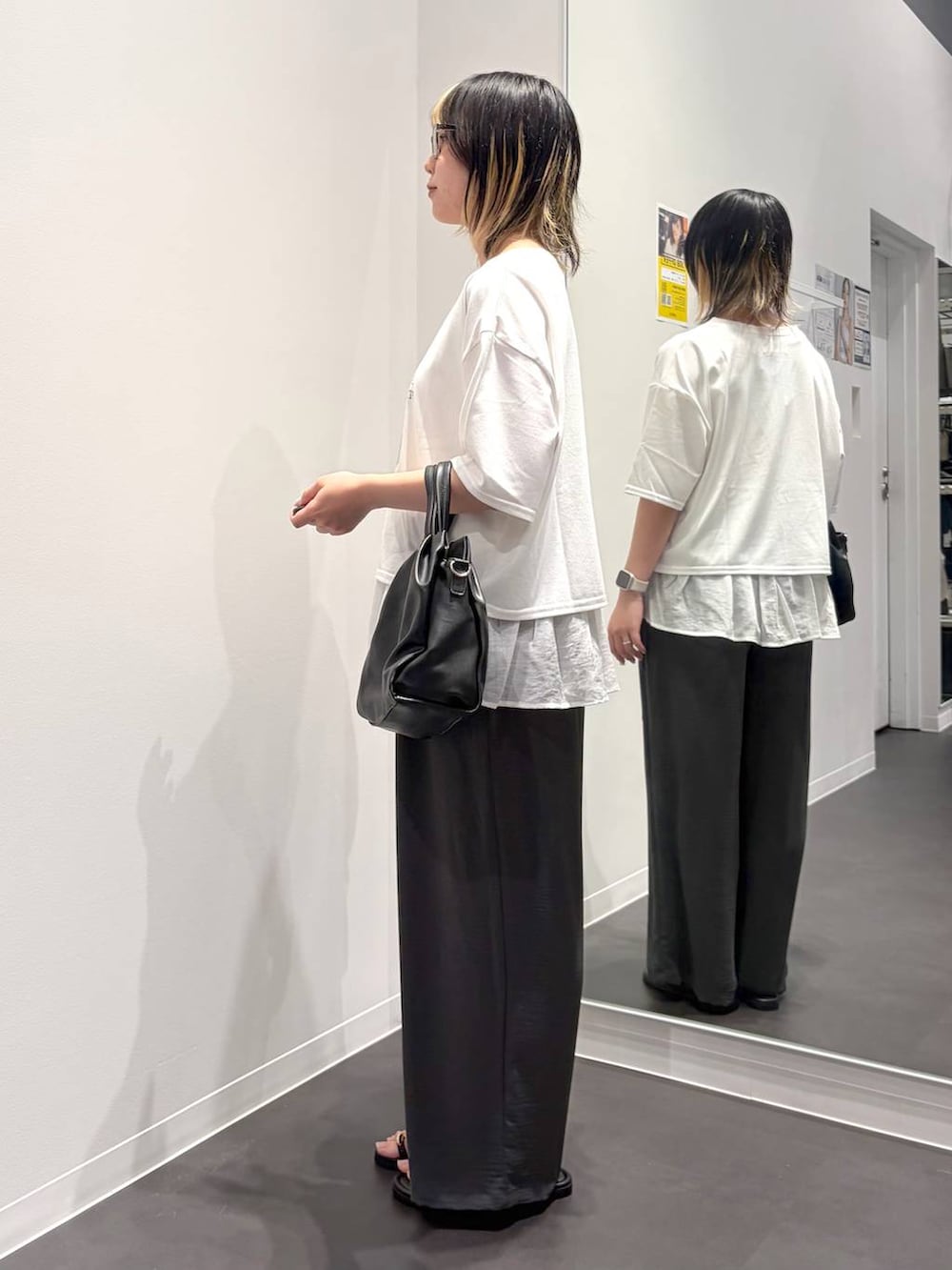 ブラック系のサンダル、ホワイト系のタンクトップ、グレー系のその他パンツを着用したレディースの春コーディネートの2枚目の写真