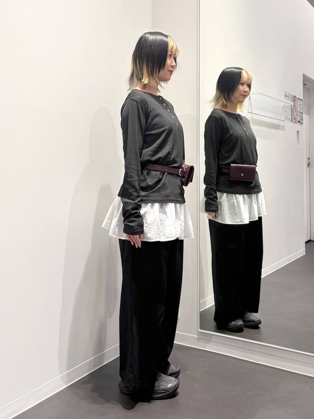 ブラック系のTシャツ/カットソー、ホワイト系のタンクトップ、ブラック系のその他パンツを着用したレディースの夏コーディネートの4枚目の写真