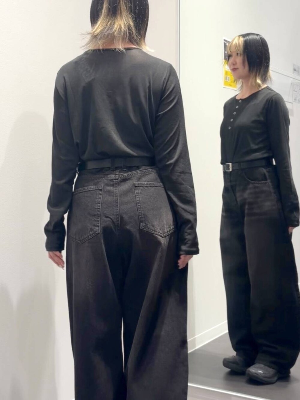 ブラック系のTシャツ/カットソー、ブラック系のデニムパンツ、ブラック系のベルトを着用したレディースの夏コーディネートの3枚目の写真