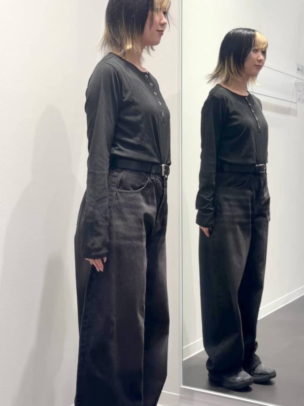 ブラック系のTシャツ/カットソー、ブラック系のデニムパンツ、ブラック系のベルトを着用したレディースの夏コーディネートの4枚目の写真
