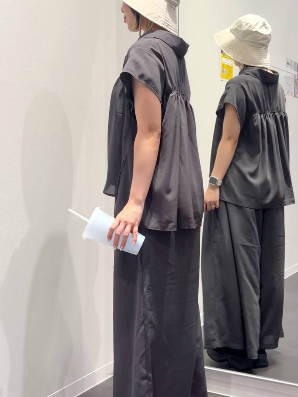 ブラック系のスニーカー、グレー系のその他パンツ、グレー系のシャツ/ブラウスを着用したレディースの夏コーディネートの2枚目の写真