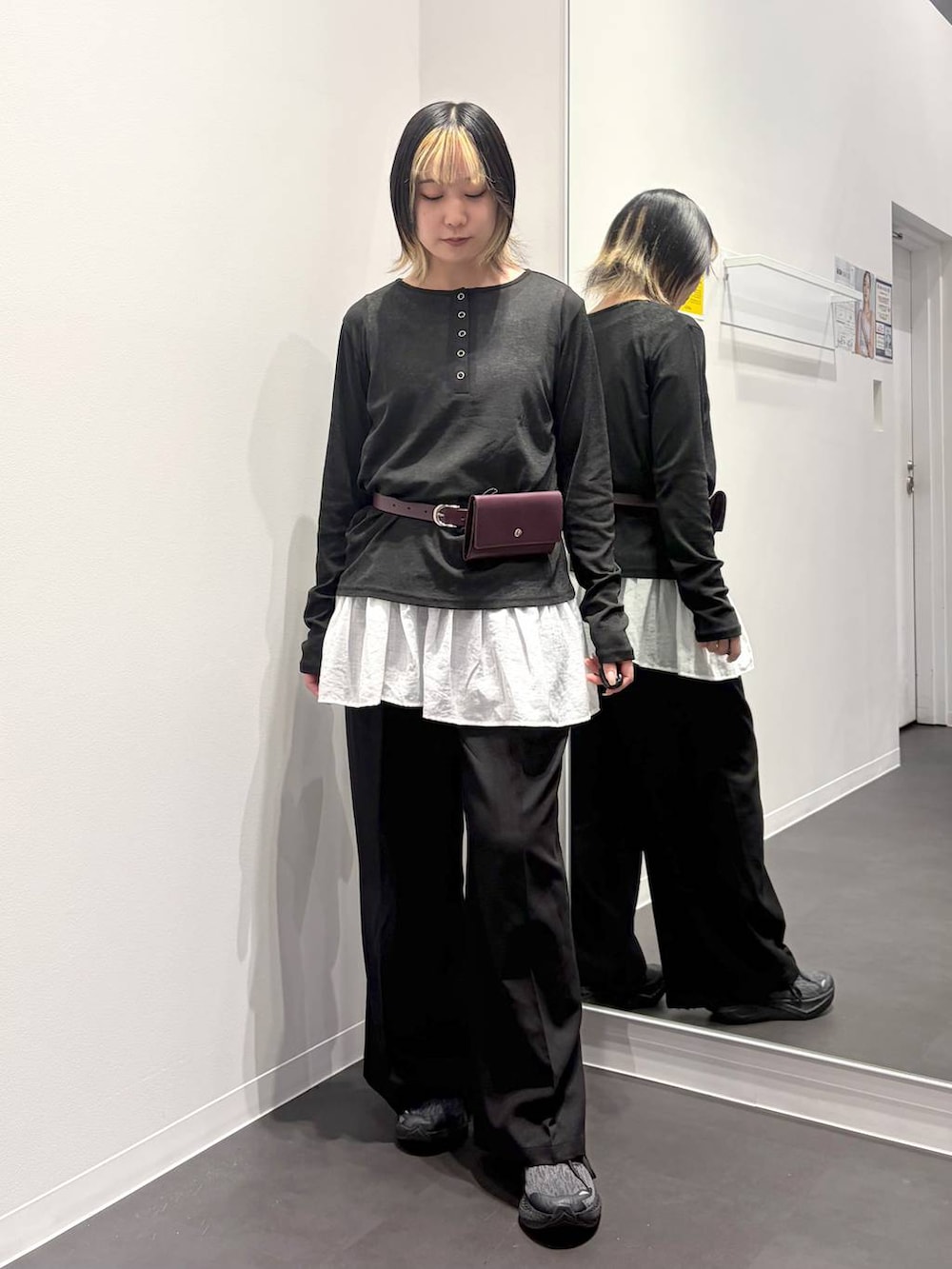 ブラック系のTシャツ/カットソー、ホワイト系のタンクトップ、ブラック系のその他パンツを着用したレディースの夏コーディネートの5枚目の写真