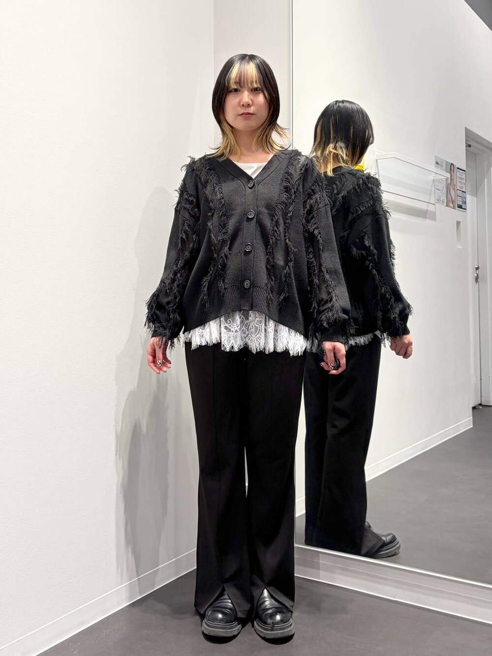 ブラック系のその他パンツ、ブラック系のカーディガン/ボレロ、ホワイト系のタンクトップを着用したレディースの春コーディネートの5枚目の写真