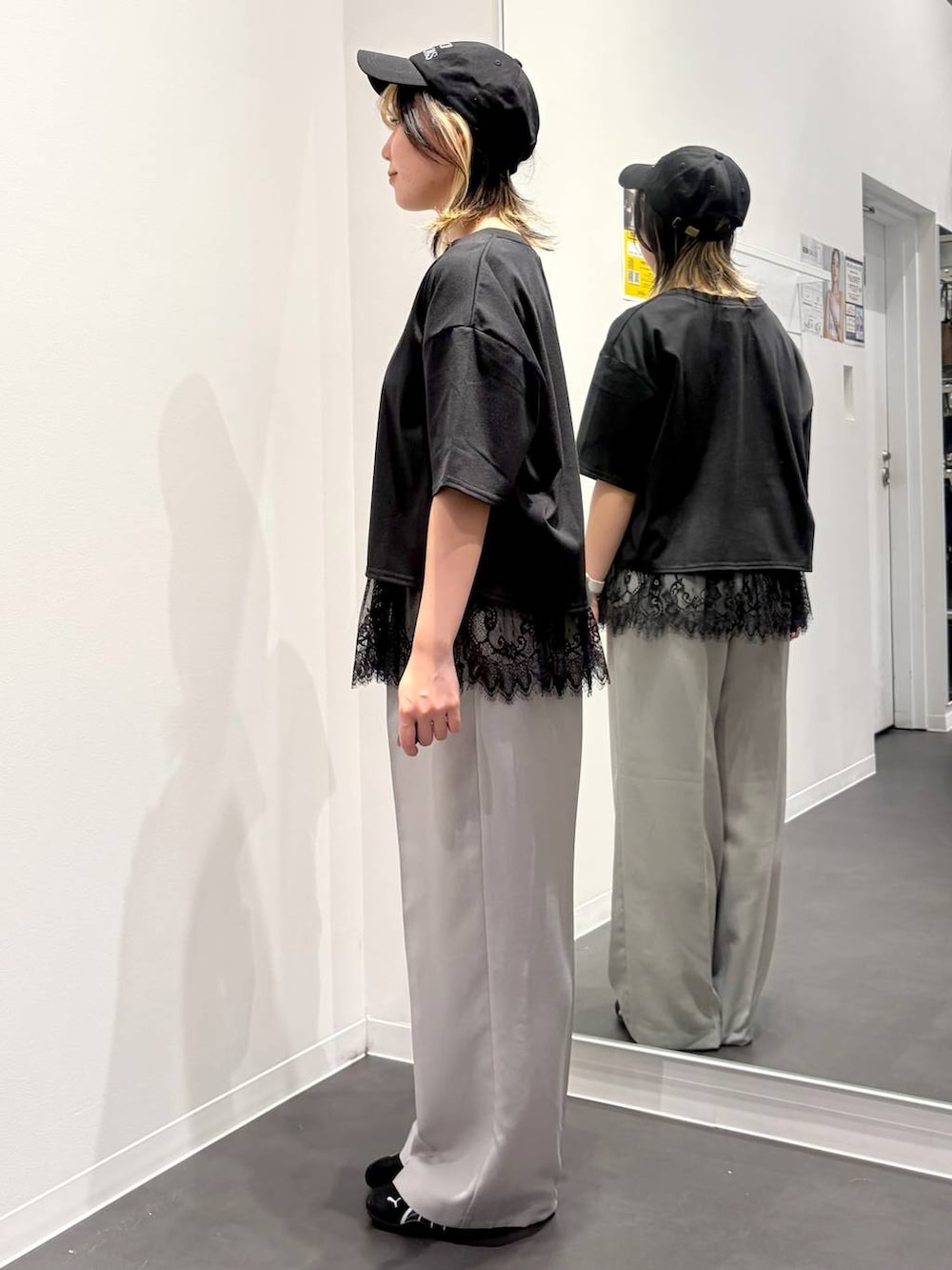 ブラック系のスニーカー、グレー系のその他パンツ、ブラック系のタンクトップを着用したレディースの春コーディネートの2枚目の写真