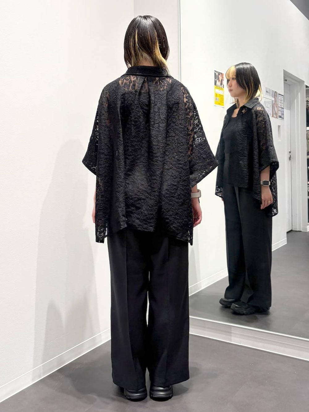 ブラック系のスニーカー、ブラック系のその他パンツ、ブラック系のタンクトップを着用したレディースの春コーディネートの3枚目の写真