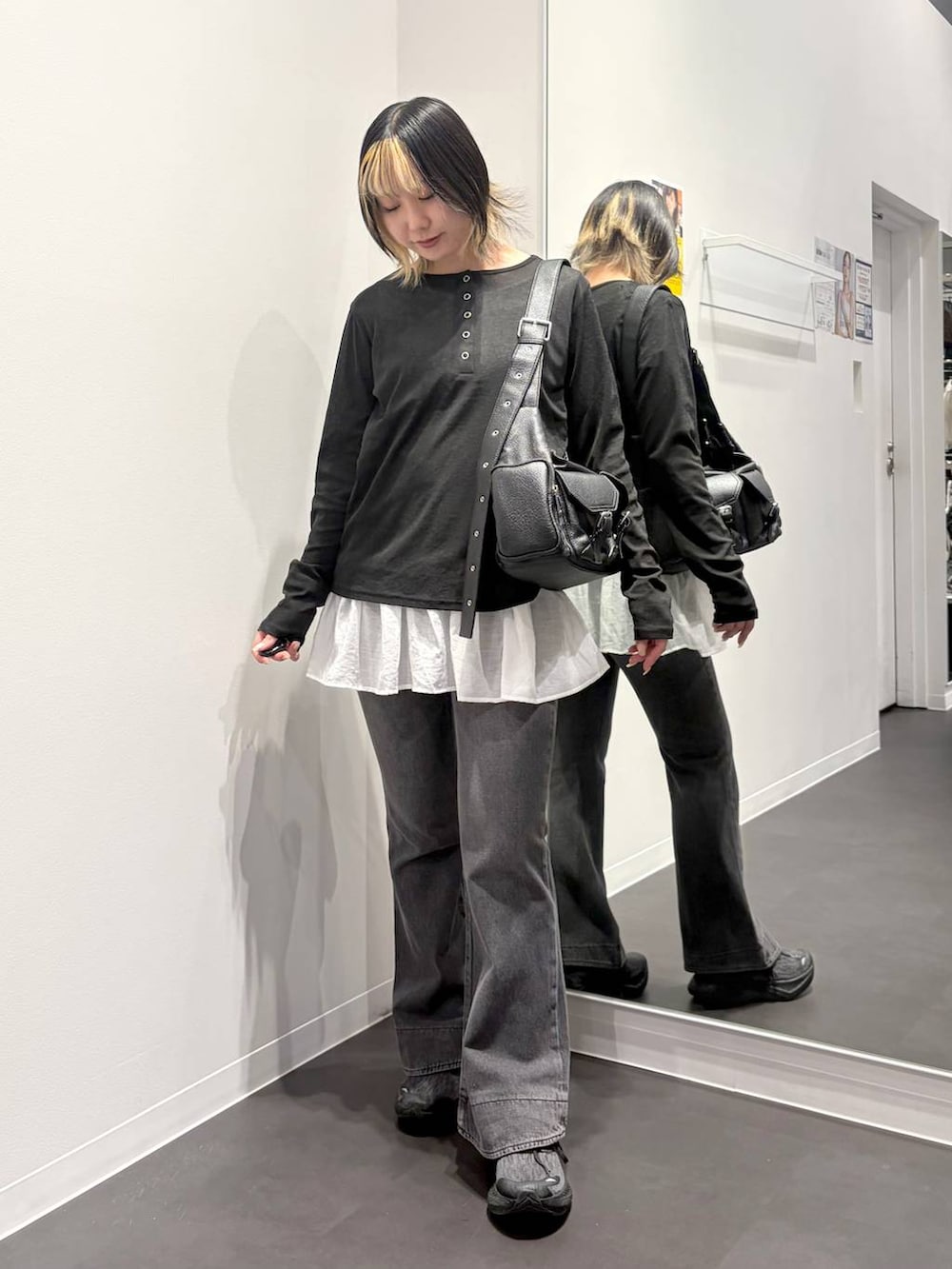 ブラック系のデニムパンツ、ブラック系のTシャツ/カットソー、ブラック系のショルダーバッグを着用したレディースの夏コーディネートの5枚目の写真