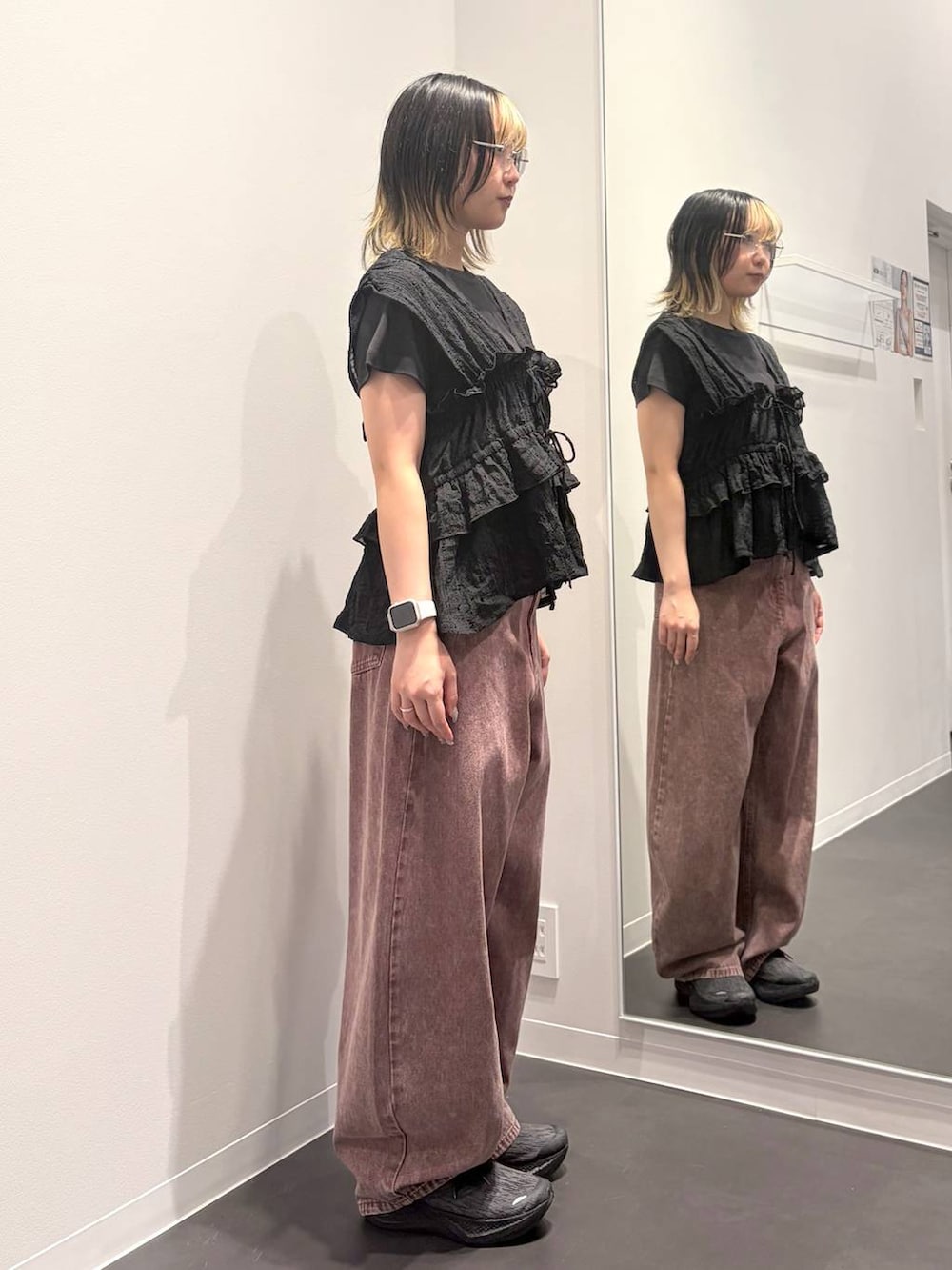 ブラック系のTシャツ/カットソー、レッド系のデニムパンツ、ブラック系のベストを着用したレディースの夏コーディネートの4枚目の写真