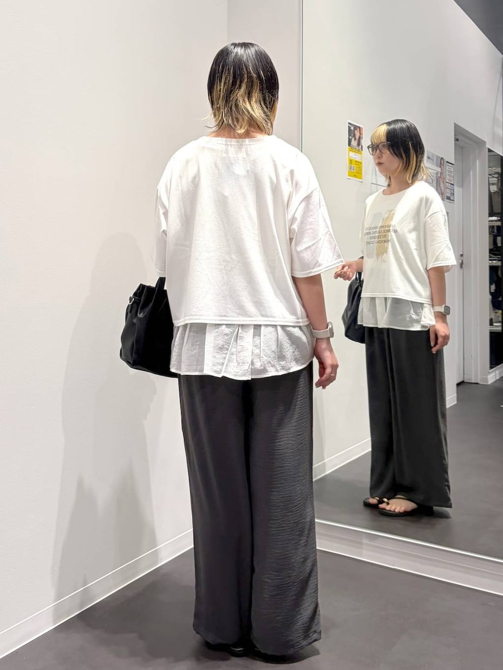 ブラック系のサンダル、ホワイト系のタンクトップ、グレー系のその他パンツを着用したレディースの春コーディネートの3枚目の写真