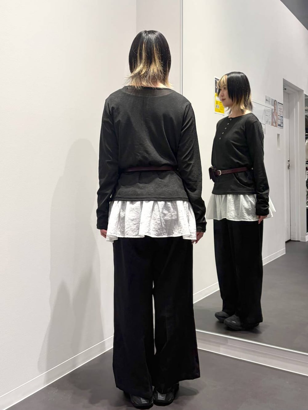 ブラック系のTシャツ/カットソー、ホワイト系のタンクトップ、ブラック系のその他パンツを着用したレディースの夏コーディネートの3枚目の写真