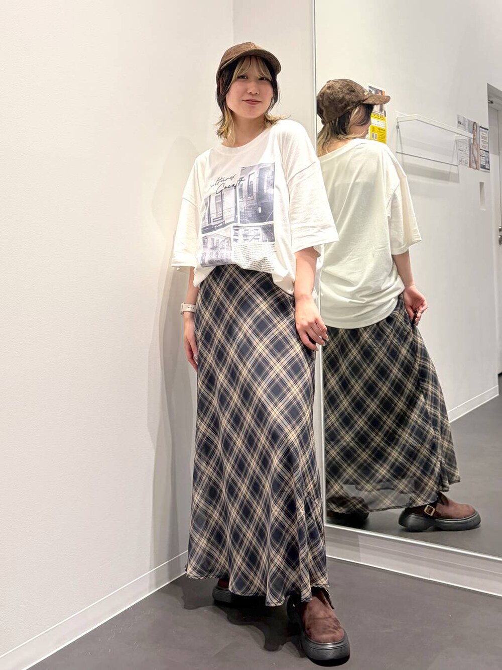 ブラウン系のその他シューズ、ホワイト系のTシャツ/カットソー、ブルー系のスカートを着用したレディースの夏コーディネートの6枚目の写真