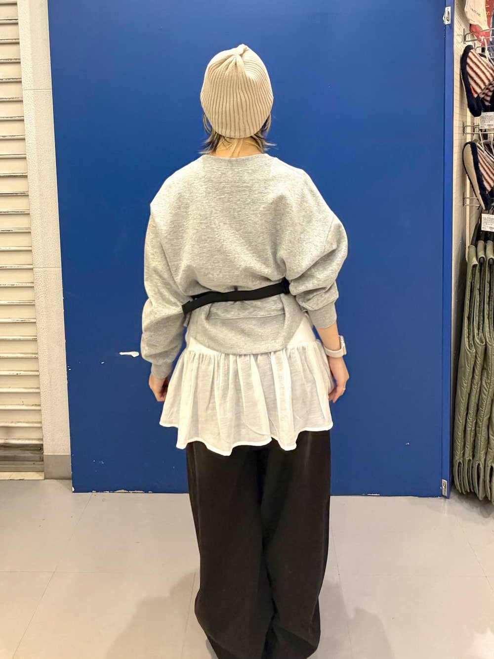 ブラック系のボディバッグ/ウエストポーチ、ブラック系のデニムパンツ、ホワイト系のタンクトップを着用したレディースの秋コーディネートの3枚目の写真
