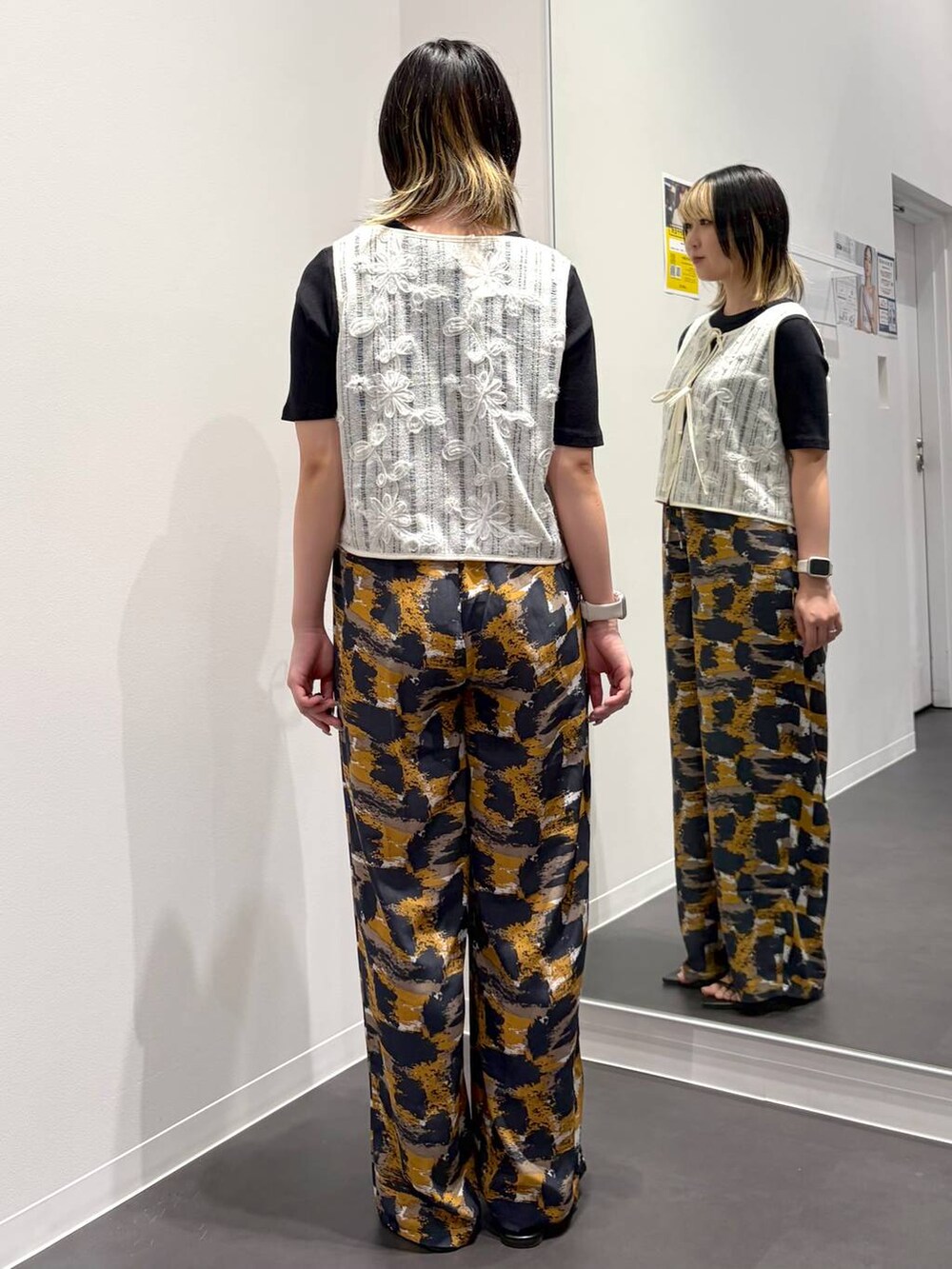 グレー系のその他パンツ、ブラック系のサンダル、ブラック系のTシャツ/カットソーを着用したレディースの夏コーディネートの3枚目の写真