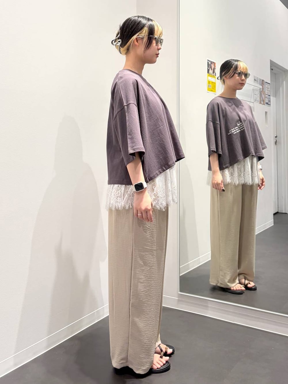ブラック系のサンダル、ホワイト系のタンクトップ、ベージュ系のその他パンツを着用したレディースの春コーディネートの4枚目の写真