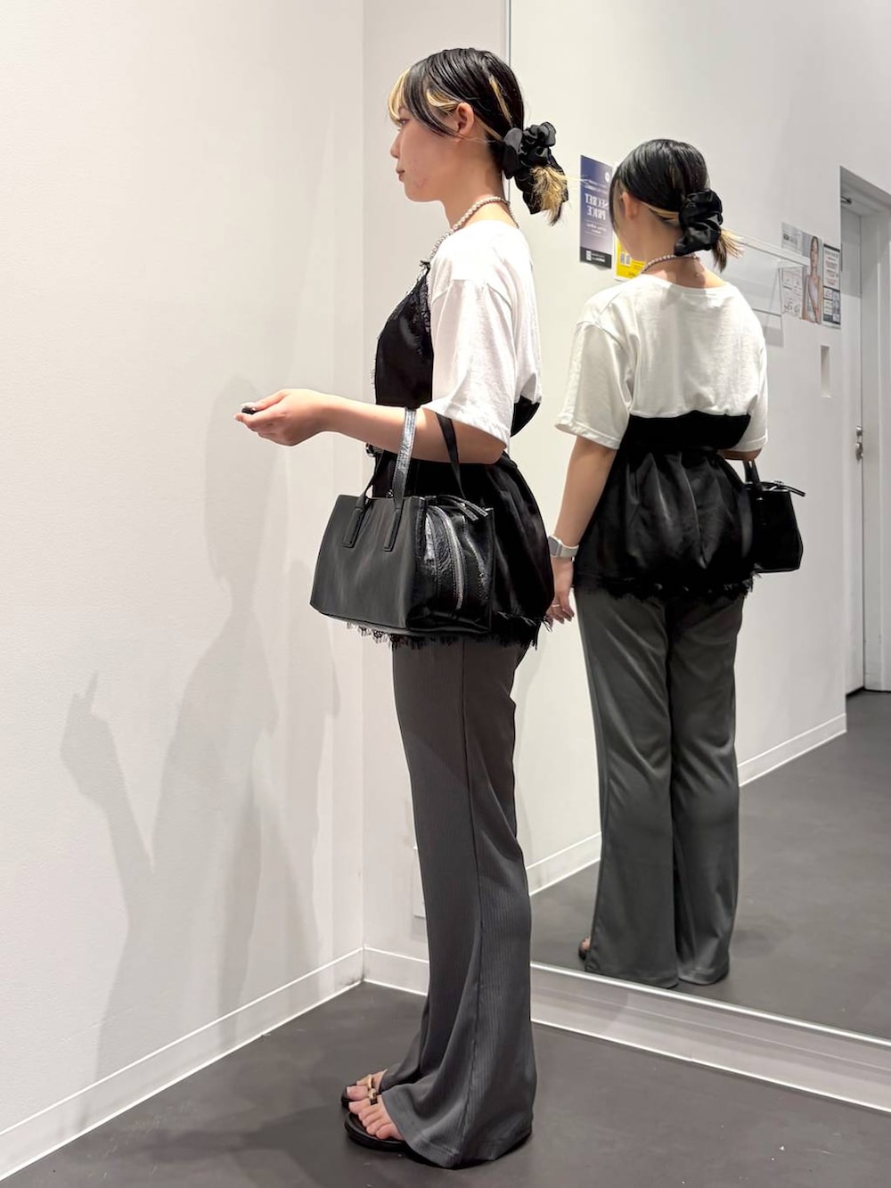ブラック系のボストンバッグ、ブラック系のサンダル、グレー系のその他パンツを着用したレディースの夏コーディネートの2枚目の写真