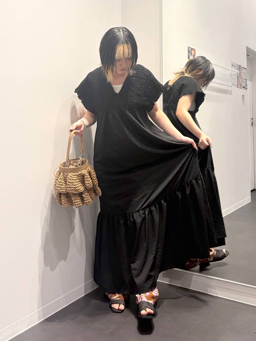 ブラウン系のその他パンツ、ブラック系のワンピース、ベージュ系のショルダーバッグを着用したレディースの夏コーディネートの5枚目の写真