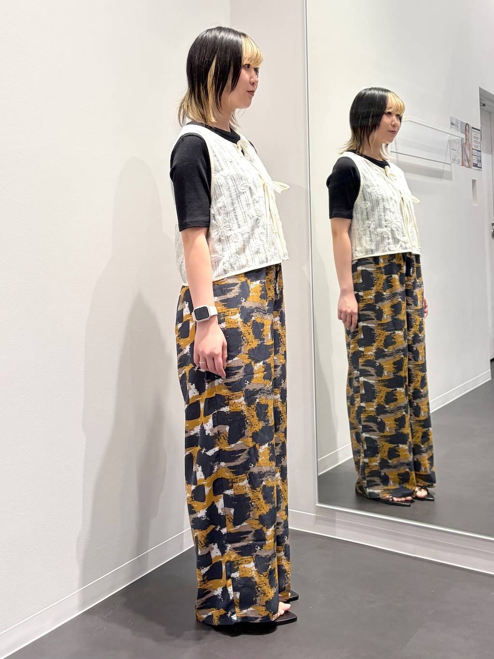 グレー系のその他パンツ、ブラック系のサンダル、ブラック系のTシャツ/カットソーを着用したレディースの夏コーディネートの4枚目の写真