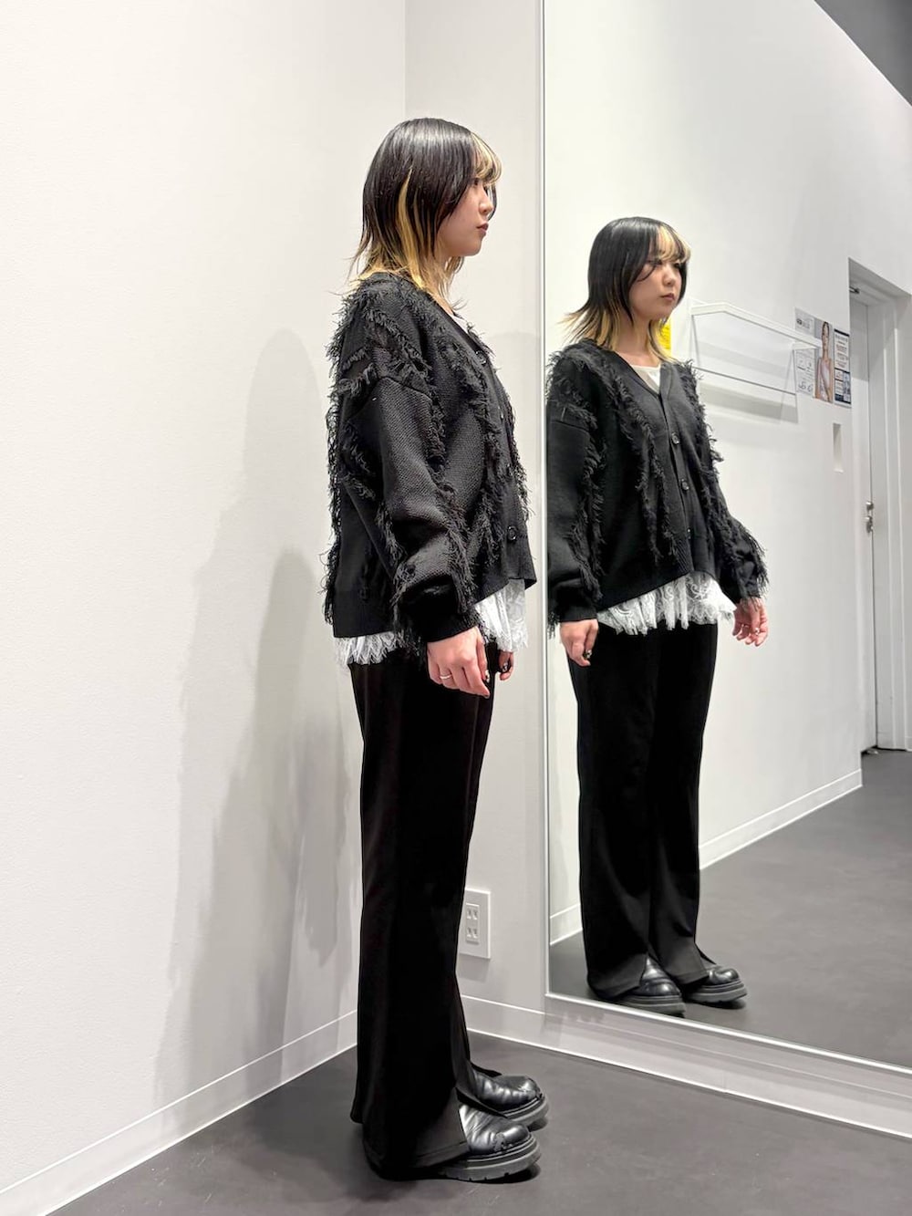 ブラック系のその他パンツ、ブラック系のカーディガン/ボレロ、ホワイト系のタンクトップを着用したレディースの春コーディネートの4枚目の写真