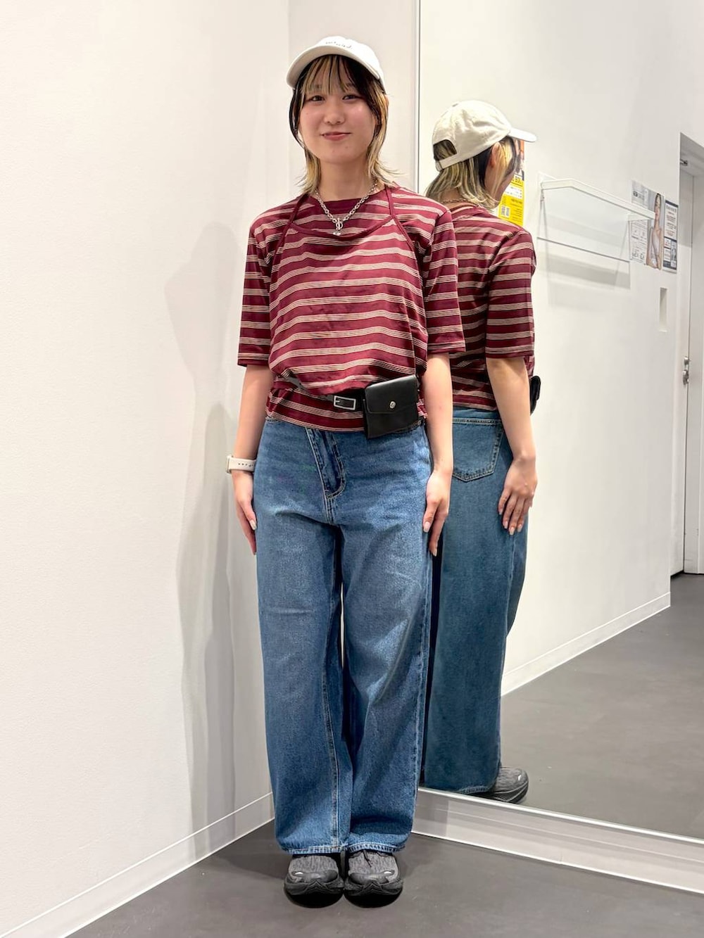 ブルー系のデニムパンツ、レッド系のTシャツ/カットソー、ブラック系のベルトを着用したレディースの夏コーディネートの5枚目の写真