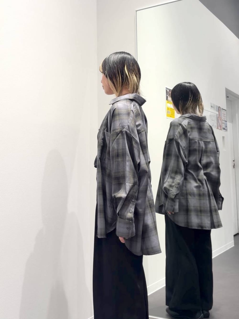 グレー系のシャツ/ブラウス、ブラック系のタンクトップ、ブラック系のスニーカーを着用したレディースの夏コーディネートの2枚目の写真