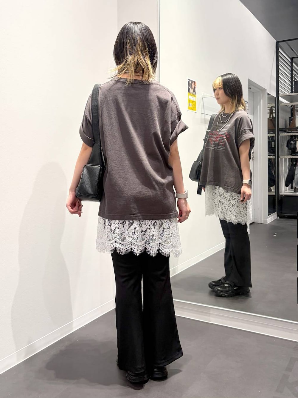ブラック系のショルダーバッグ、ブラック系のスニーカー、ブラック系のその他パンツを着用したレディースの春コーディネートの3枚目の写真