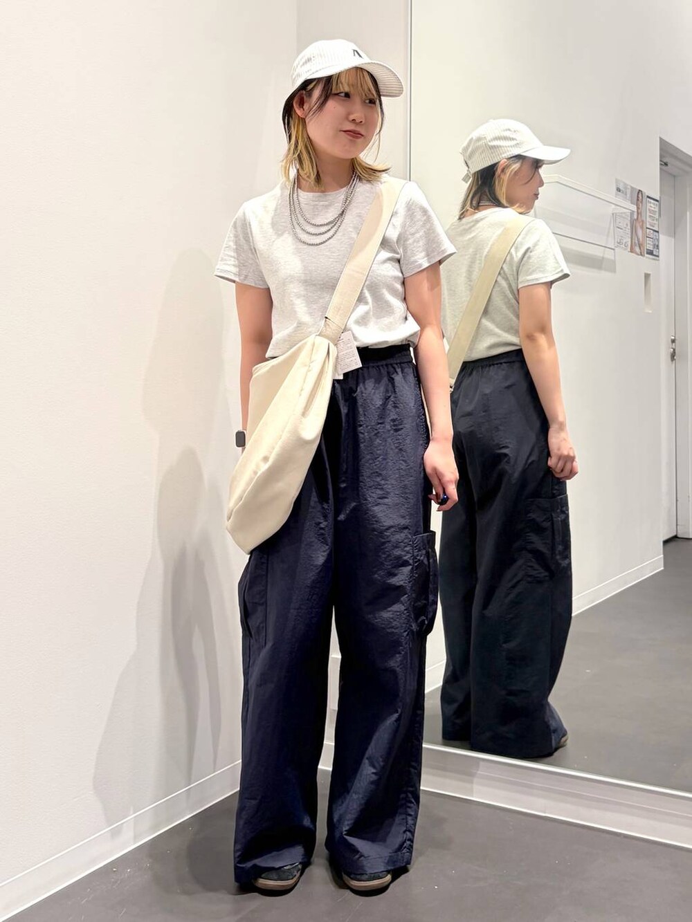 グレー系のTシャツ/カットソー、ブルー系のカーゴパンツ、ホワイト系のショルダーバッグを着用したレディースの春コーディネートの5枚目の写真